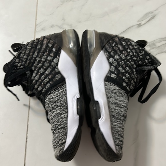 NIKE BIG KID'S LEBRON 17 GS (PRE-OWNED) SIZE 6Y - Picture 3 of 6